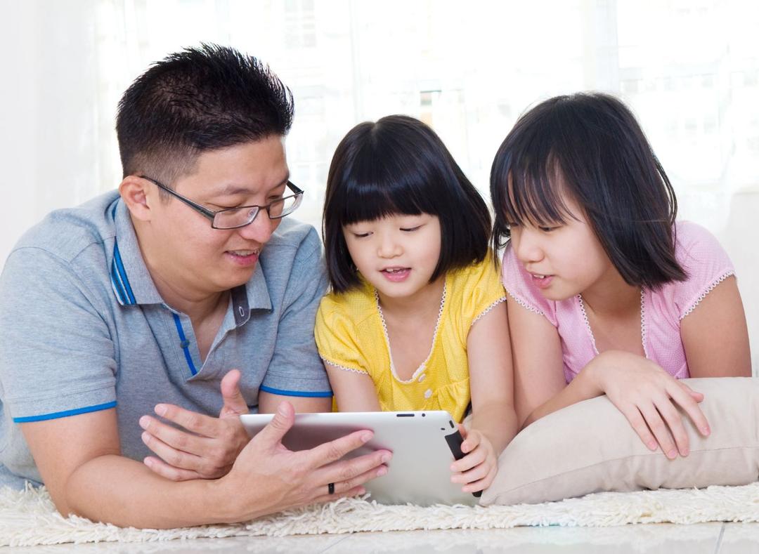 A family learning together with the Family Learning Company platform